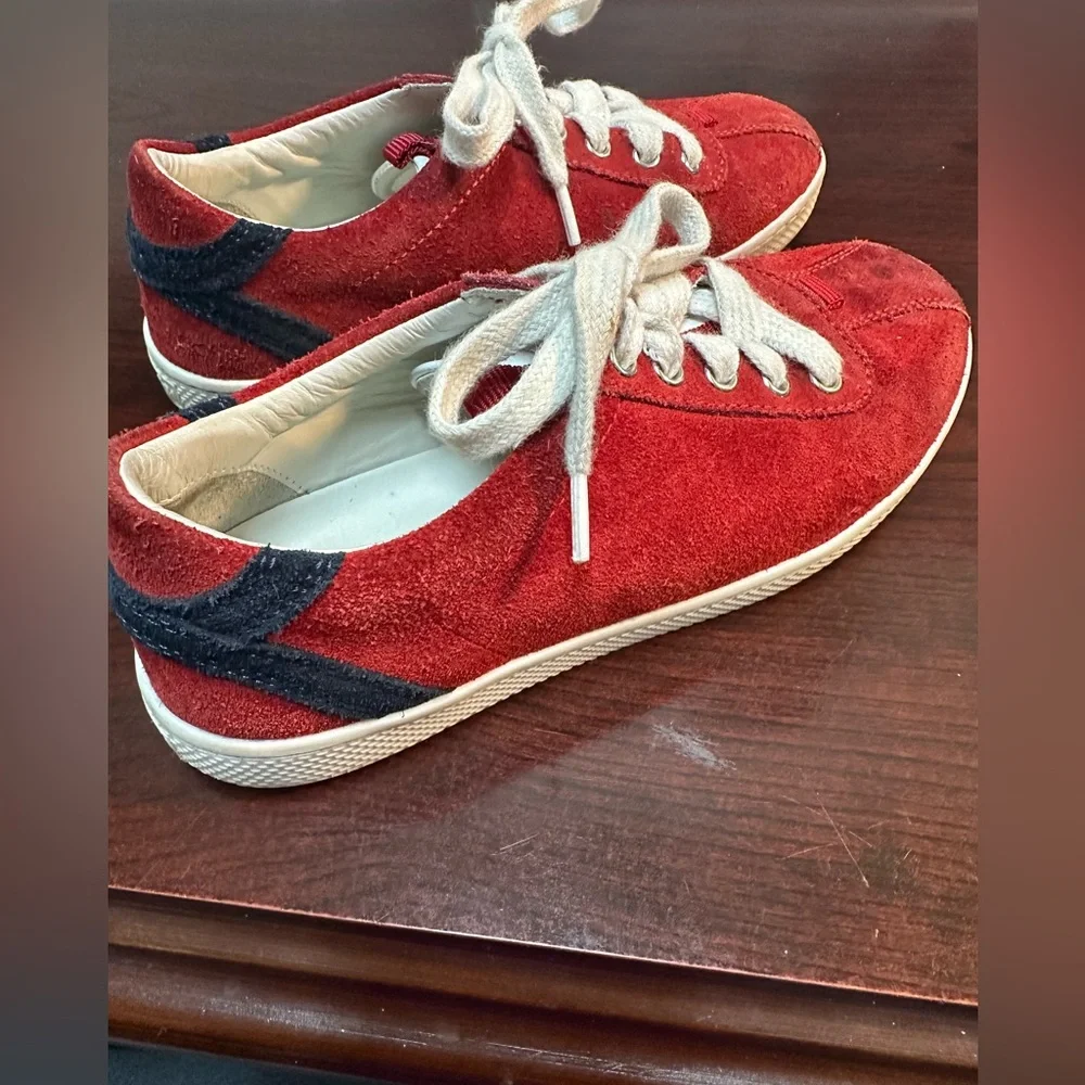 Gucci Kids Red Suede Low Top Sneakers Navy‎ Blue Accent 410382 Size 29